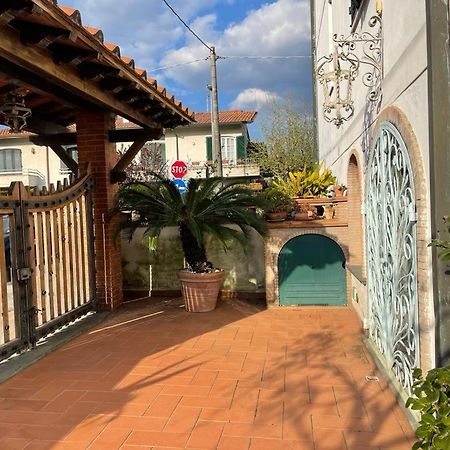 Raffinato Bilocale A Lido Di Camaiore Vicino Al Mare Екстериор снимка
