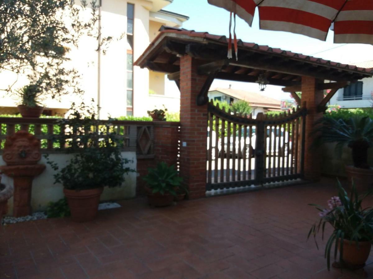 Raffinato Bilocale A Lido Di Camaiore Vicino Al Mare Екстериор снимка